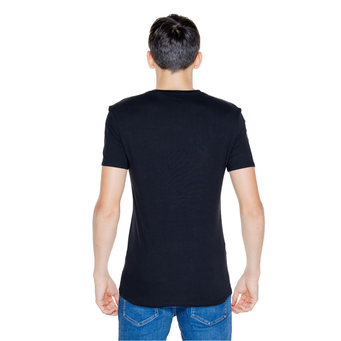 T-shirt basic nera uomo firmata Guess in cotone, girocollo, maniche corte, vestibilità slim. Vista posteriore indossato da modello