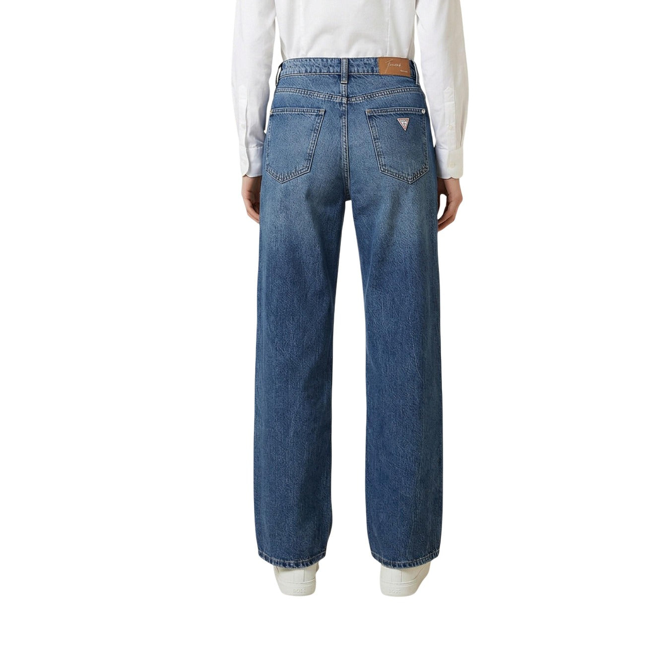 Jeans Guess Baggy; 55% Cotone, 45% Lyocell. Vita bassa, gamba ampia, cinque tasche. Jeans donna leggeri e traspiranti dal fit rilassato e contemporaneo. Vista posteriore 