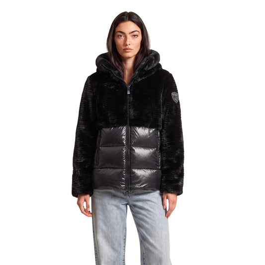 Giubbotto nero donna ecopelliccia e piumino Blauer. 26WBLDC02304. Piumino corto nero bimateriale con cappuccio con coulisse, caldo imbottito e scudetto glitter.