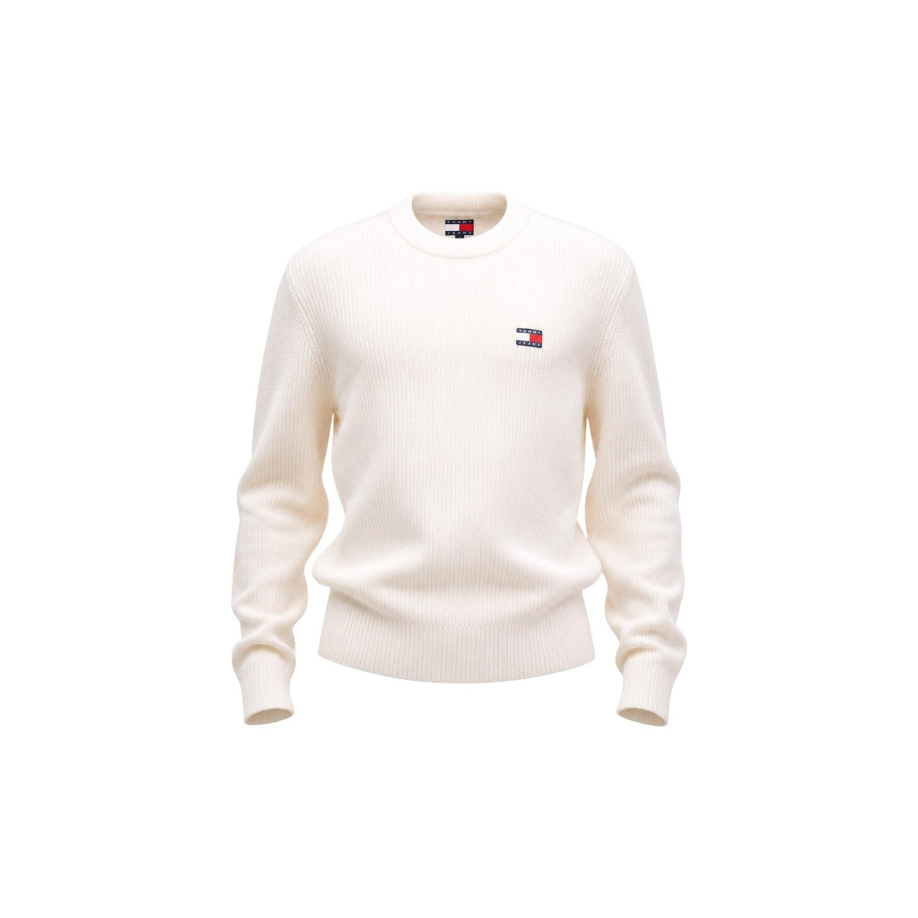Maglione Tommy Jeans uomo bianco DM0DM20923. Pullover a girocollo in cotone sostenibile con lavorazione a maglia spessa, maniche lunghe, bordi a costine e logo classico applicato sul petto.