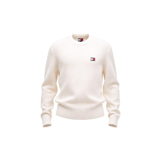 Maglione Tommy Jeans uomo bianco DM0DM20923. Pullover a girocollo in cotone sostenibile con lavorazione a maglia spessa, maniche lunghe, bordi a costine e logo classico applicato sul petto.