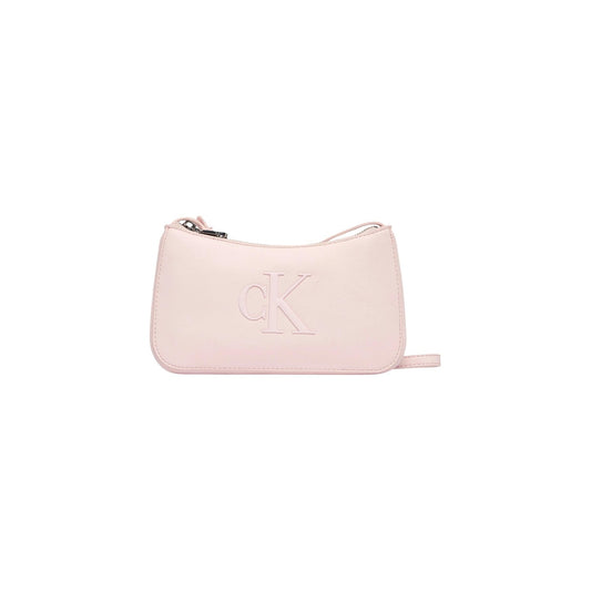 Borsa Mini Tracolla Calvin Klein; 100% Poliuretano Rosa. Logo in rilievo, chiusura con cerniera, design extra-slim. 21x12,5x2 cm. Accessorio casual raffinato per tutte le stagioni. Vista frontale 