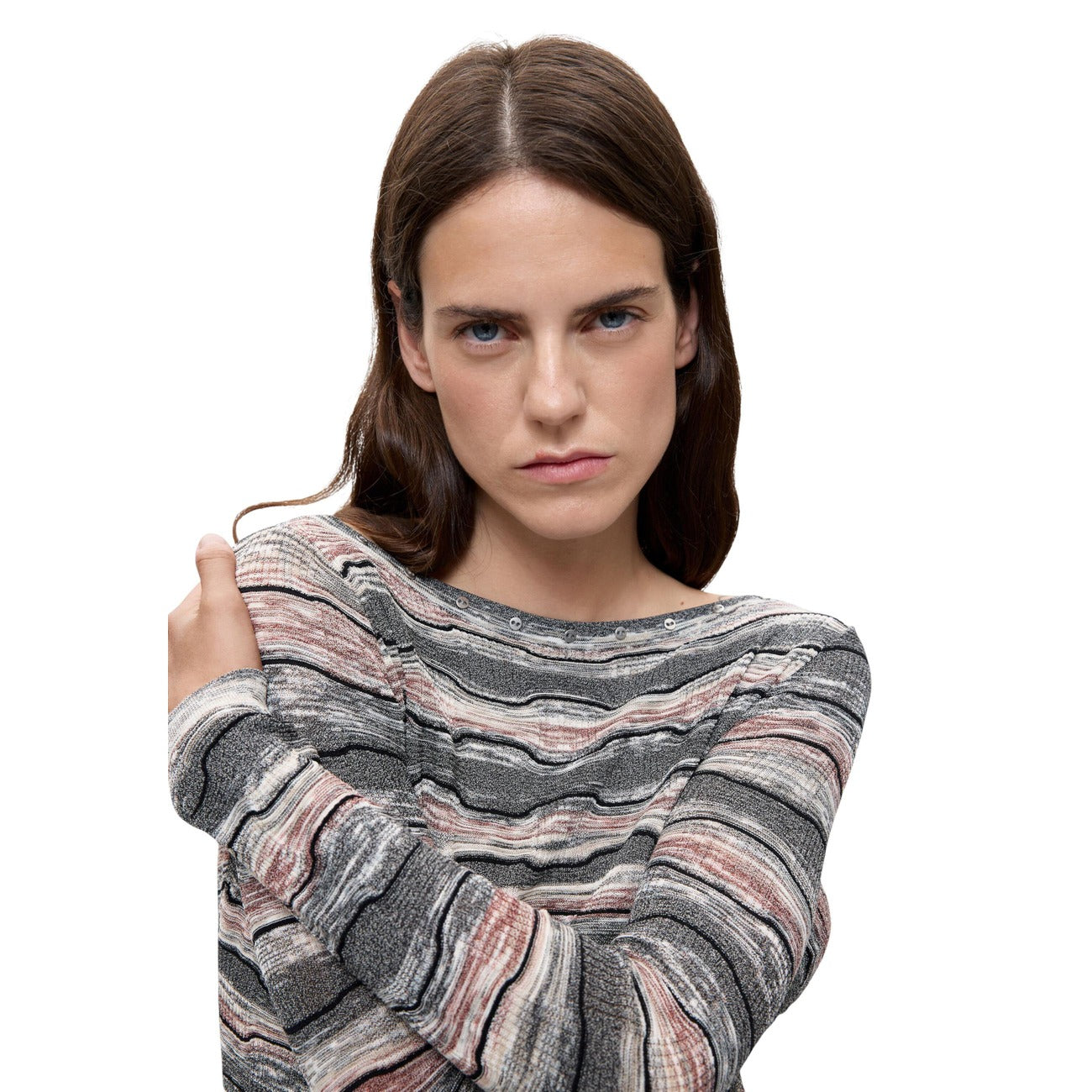 Maglione Desigual donna grigio a righe modello JERS_BURT. Maglia fine da donna a righe orizzontali nere e beige con scollo a barca stile casual urban chic quotidiano.