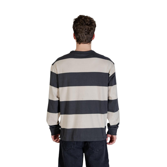 Maglia a righe ampie Calvin Klein; 100% cotone, girocollo, taschino frontale logato, taglio relaxed. Stile classico contemporaneo. Vista posteriore 