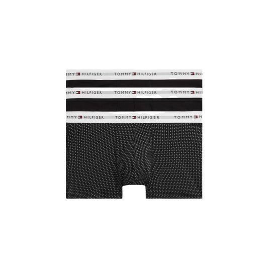Pack 3 Boxer Trunk Tommy Hilfiger; Nero + Stampa Geometrica. 95% Cotone Rigenerato, fascia elastica con logo tricolore, vestibilità aderente. Traspiranti, sostenibili e dal design moderno. Vista stesa 
