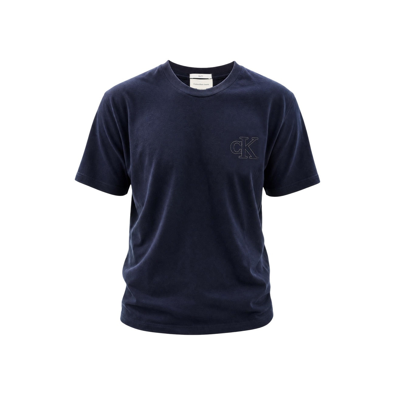T-shirt Blu navy Calvin Klein; Logo Goffrato in rilievo. 100% Jersey di Cotone. Vestibilità regolare, girocollo a costine, morbidezza premium. Stile minimalista e ricercato. Vista frontale stesa 