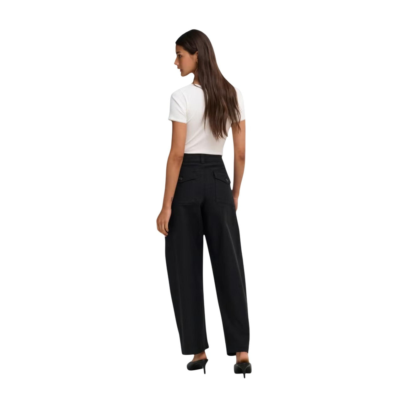 Pantaloni Only donna neri taglio Barrel fit 15371522. Pantaloni a gamba curva a botte neri con vita media, passanti per cintura, bottone a gancio e zip, pantaloni casual chic ed eleganti Only.