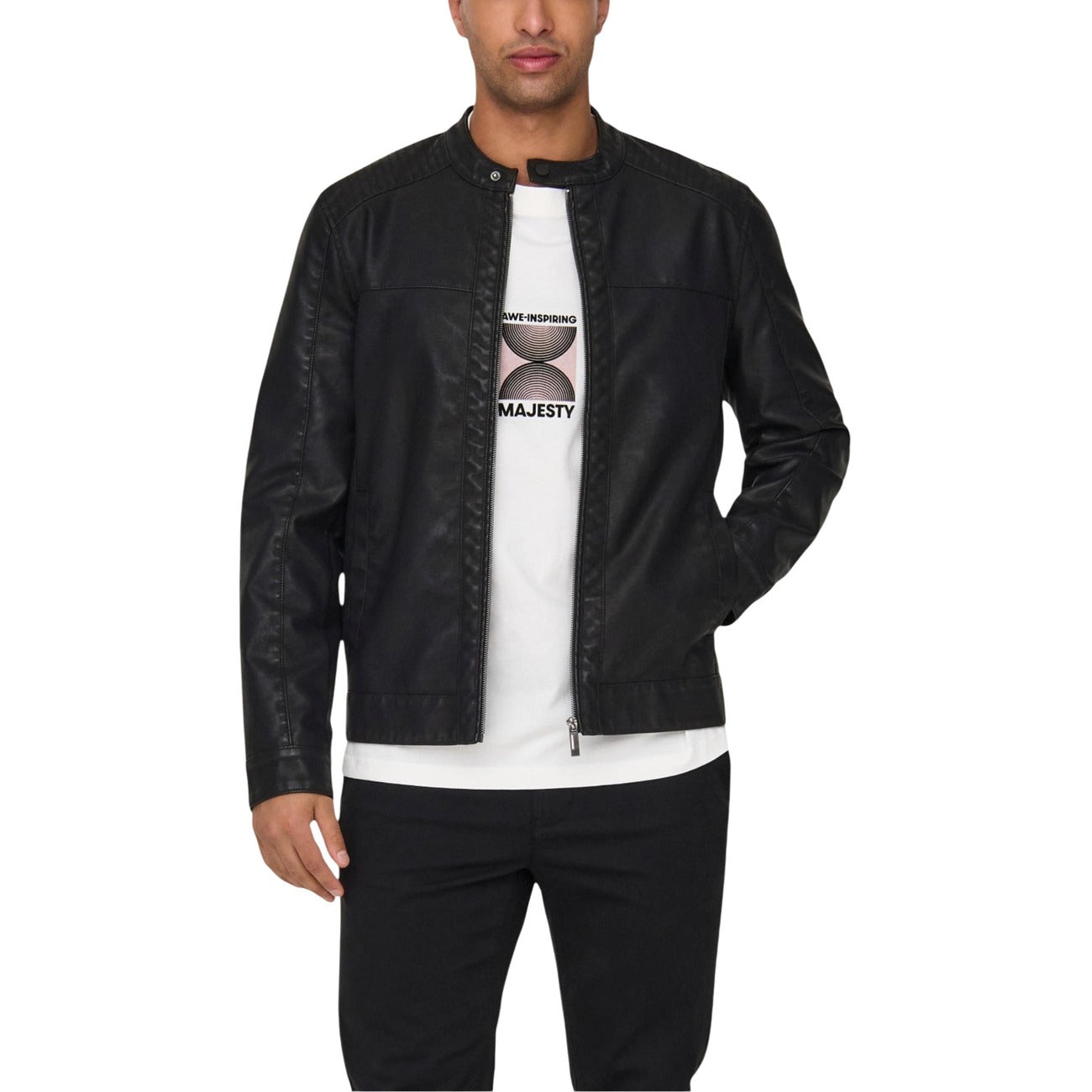 Giacca ecopelle uomo Only & Sons Mike PU Racer 22012339 nera. Giubbotto stile biker da uomo in similpelle effetto pelle con colletto coreana, bottone e zip, abbigliamento casual uomo mezza stagione.
