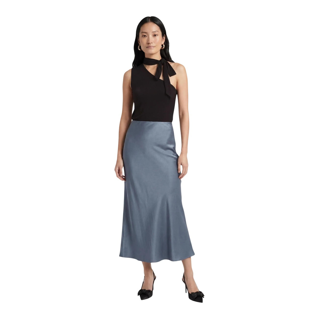 Canotta monospalla da donna marrone firmata Jacqueline de Yong (JDY) in tessuto ecologico leggero, caratterizzata da un elegante scollo asimmetrico e un foulard coordinato da annodare al collo.