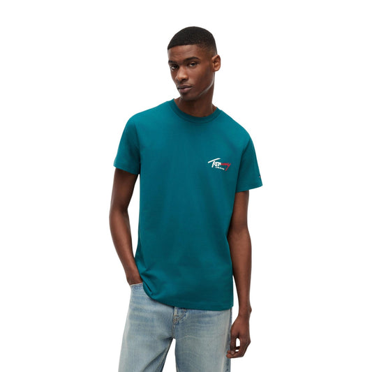 T-shirt Verde Tommy Jeans; 100% Cotone Rigenerato. Regular fit, girocollo, maniche corte. Logo ricamato, tessuto morbido e sostenibile. Stile casual iconico. Frontale 