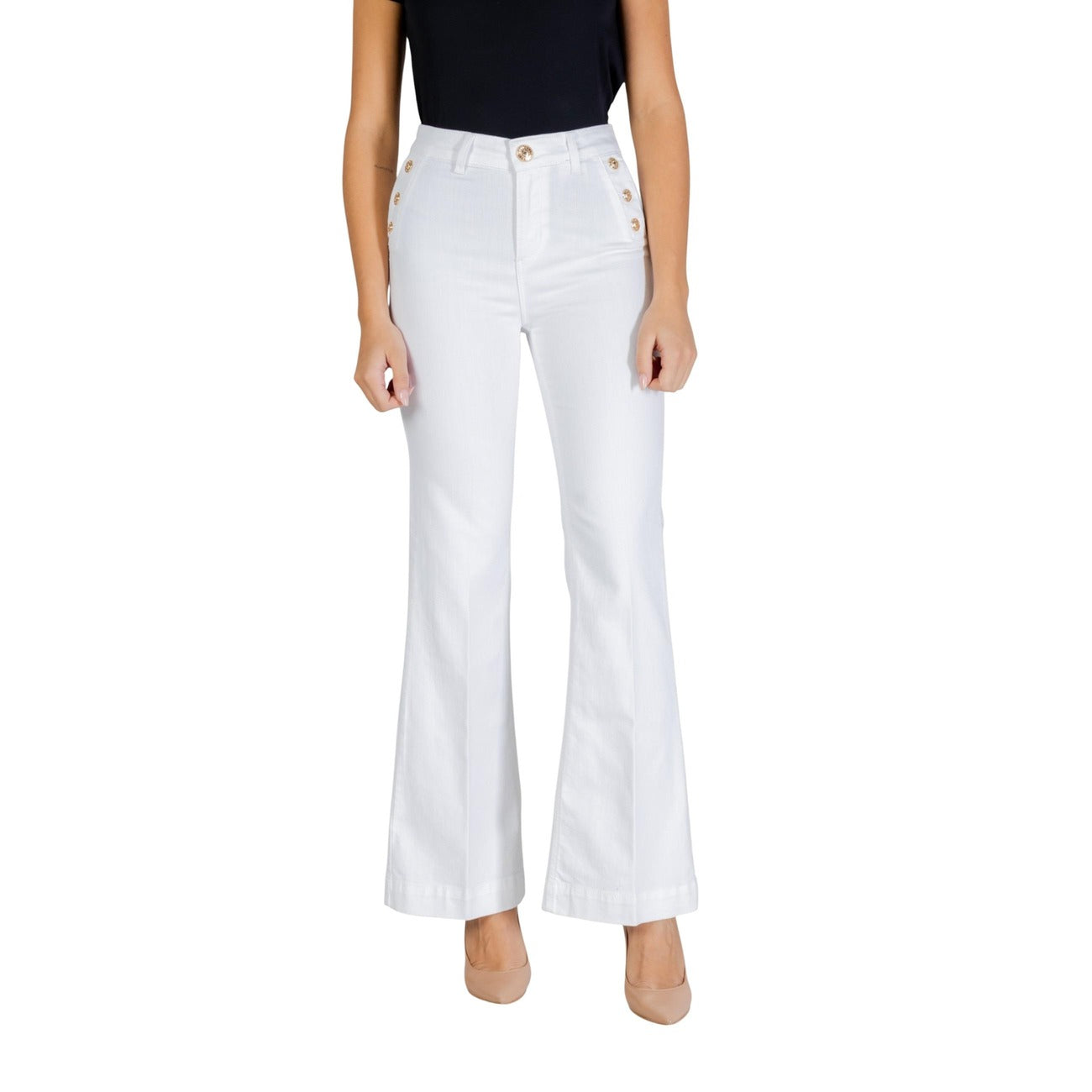 Liu-Jo Flare Button Jeans; pantaloni bianchi bootcut a vita alta con bottoni gioiello. Tessuto tecnico stretch modellante, vestibilità impeccabile e stile distintivo. Vista frontale 