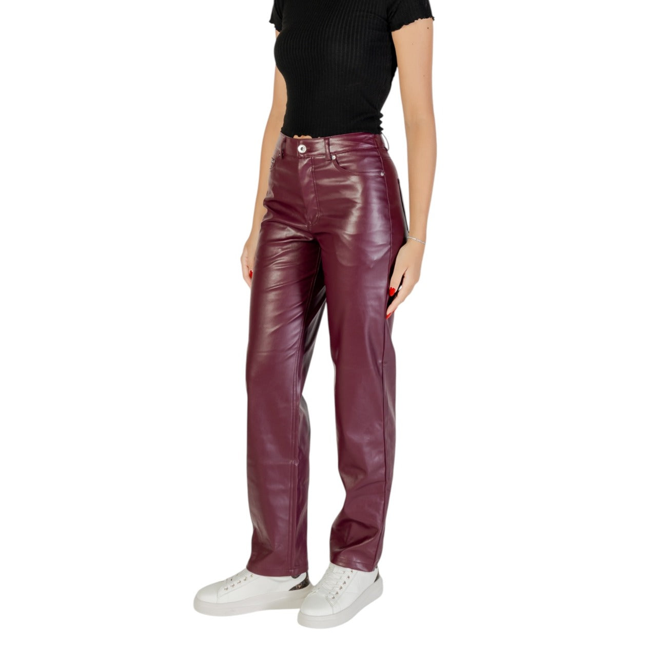 Pantaloni Only REGULAR ONLSADIE FAUX LEATHER PANTS donna bordeaux viola con zip bottone tasche anteriori posteriori 100% poliestere - vista laterale indossati da modello