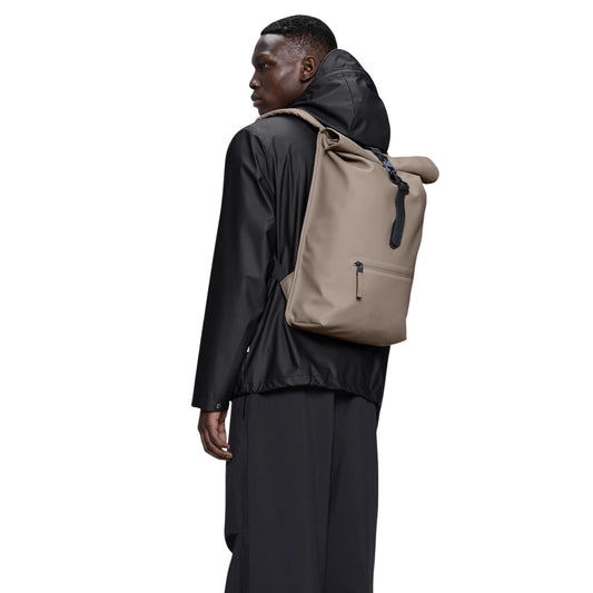 Zaino Rains Rolltop Rucksack impermeabile 13320. Zaino porta PC 16 pollici con apertura arrotolabile a moschettone, schienale imbottito traspirante e tasche con cerniera, zainetto per bici e viaggi idrorepellente Rains.