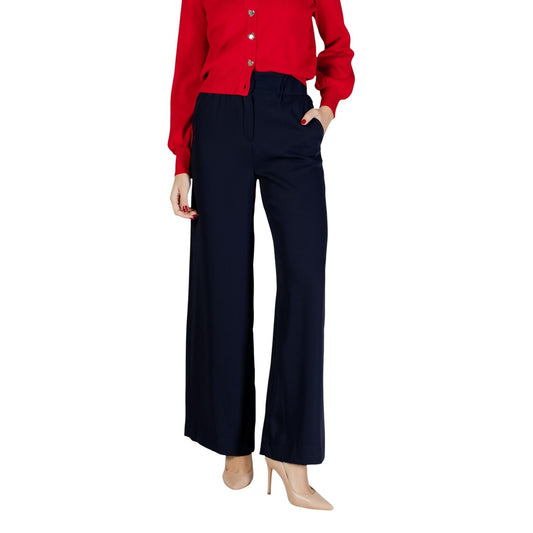 Pantaloni Morgan De Toi donna blu con zip e bottone 100% poliestere - vista frontale indossata da modello figura intera