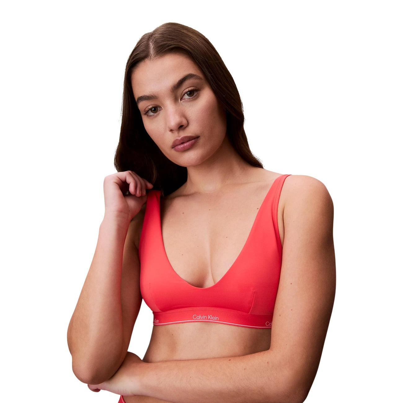 Bralette Bikini Calvin Klein CK Icon; Tessuto Lycra XTRA LIFE®. Spalline regolabili, fascia sottoseno con logo, imbottitura removibile. Resistente a cloro e UV, stile sportivo e iconico. Colore rosso 