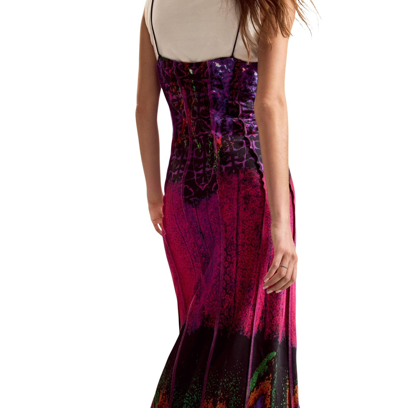 Abito lungo Desigual x Lacroix; Fuxia Multicolore. 100% Viscosa EcoVero™. Include t-shirt bianca sotto, stampa etnica, tessuto fluido. Collezione SS26 disegnata a Barcellona. Dettaglio posteriore