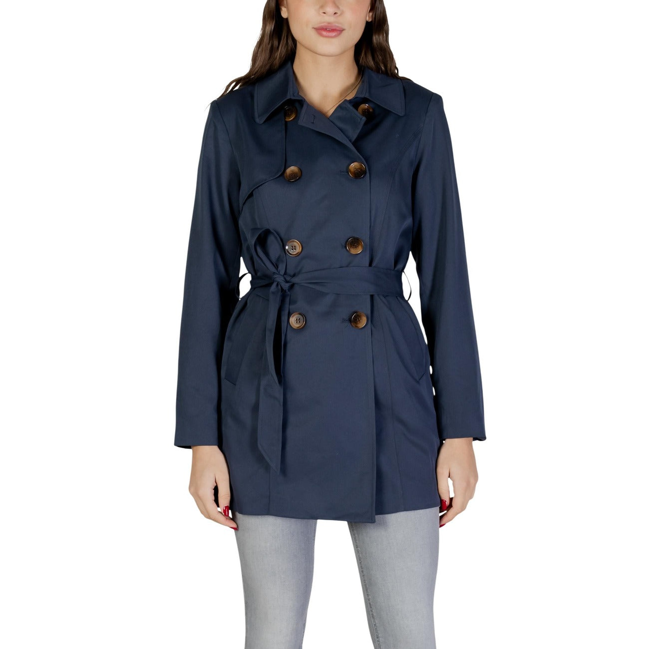 Giacca Only donna blu navy trench con bottoni doppiopetto cintura tasche 100% poliestere - vista frontale indossata da modello figura intera
