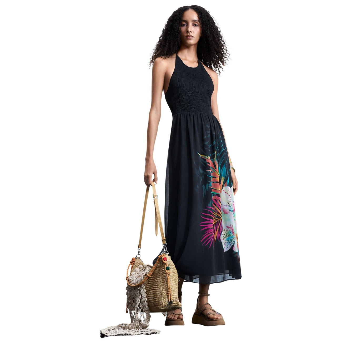 Abito midi Tropical SS26; Scollo americano con fiocco. Sopra arricciato elastico, gonna fluida stampata. Vestito multicolore fresco, leggero e di tendenza progettato a Barcellona. Vista frontale 
