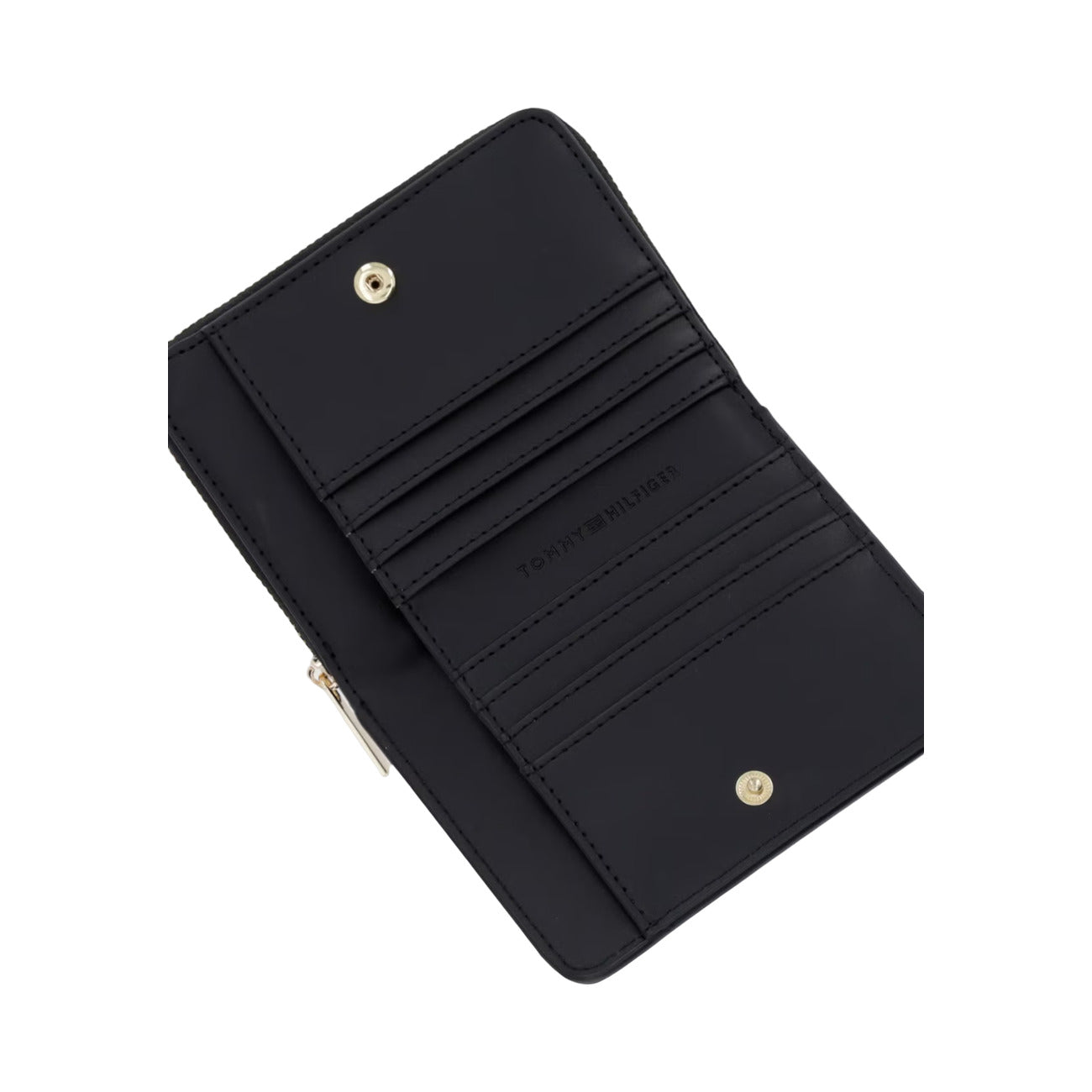 Portafoglio Compatto Donna Tommy Hilfiger; Nero. Finitura zigrinata, scomparto zip portamonete e sezione carte con bottone a pressione. Dettagli in metallo oro lucido e monogramma TH frontale. Misure micro e capienti (12x10 cm). Vista aperta 