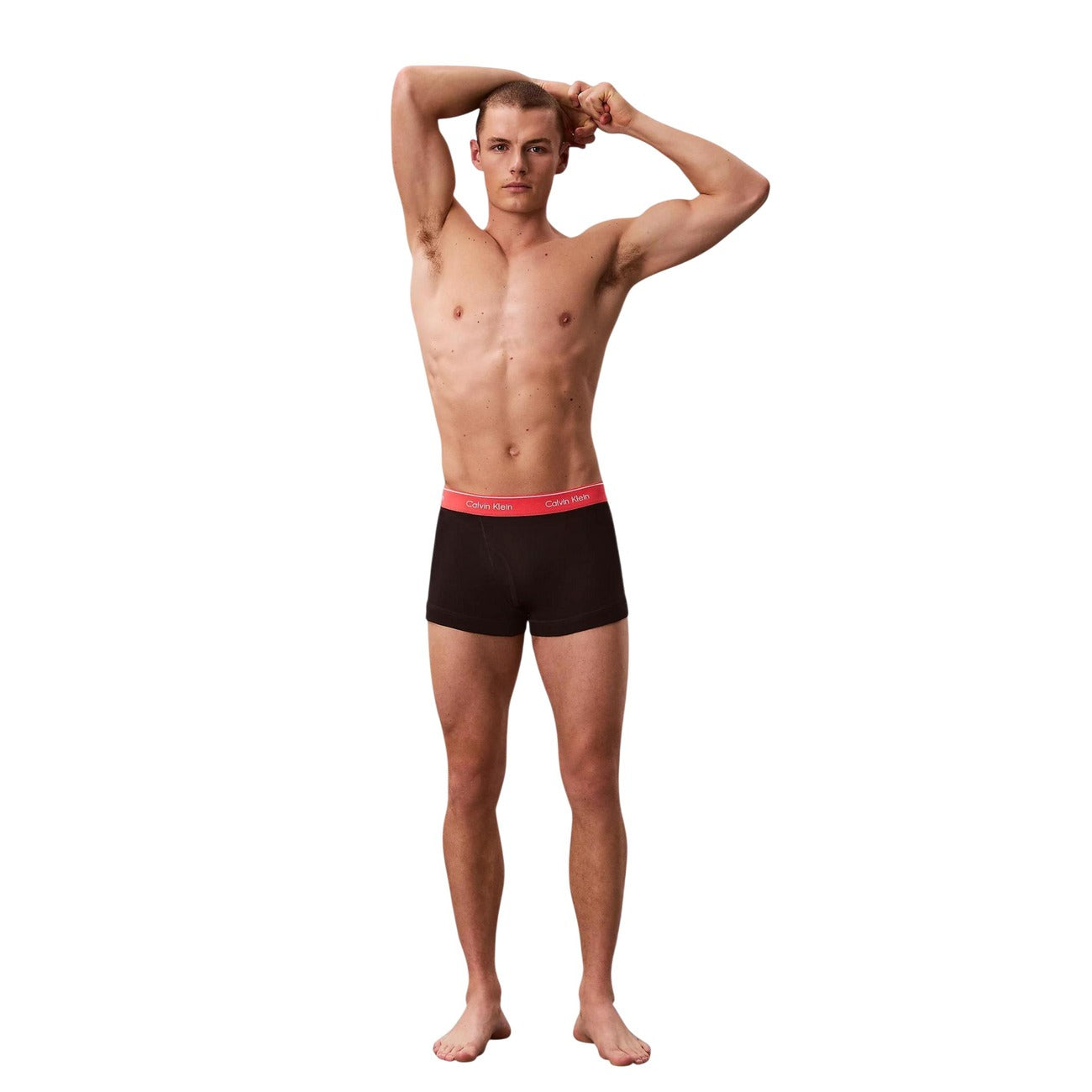 Pack 3 Boxer Trunk CK; Nero. 100% Cotone premium, fascia elastica logata, supporto ottimale. Design corto, traspirante e resistente. Un classico indispensabile per ogni stagione. Figura intera 