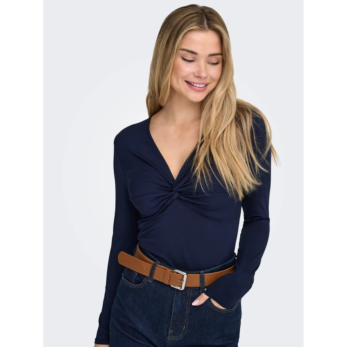 Top scollo V profondo nodo donna Only 15379511. Maglia elegante a maniche lunghe blu e marrone per outfit autunno inverno.