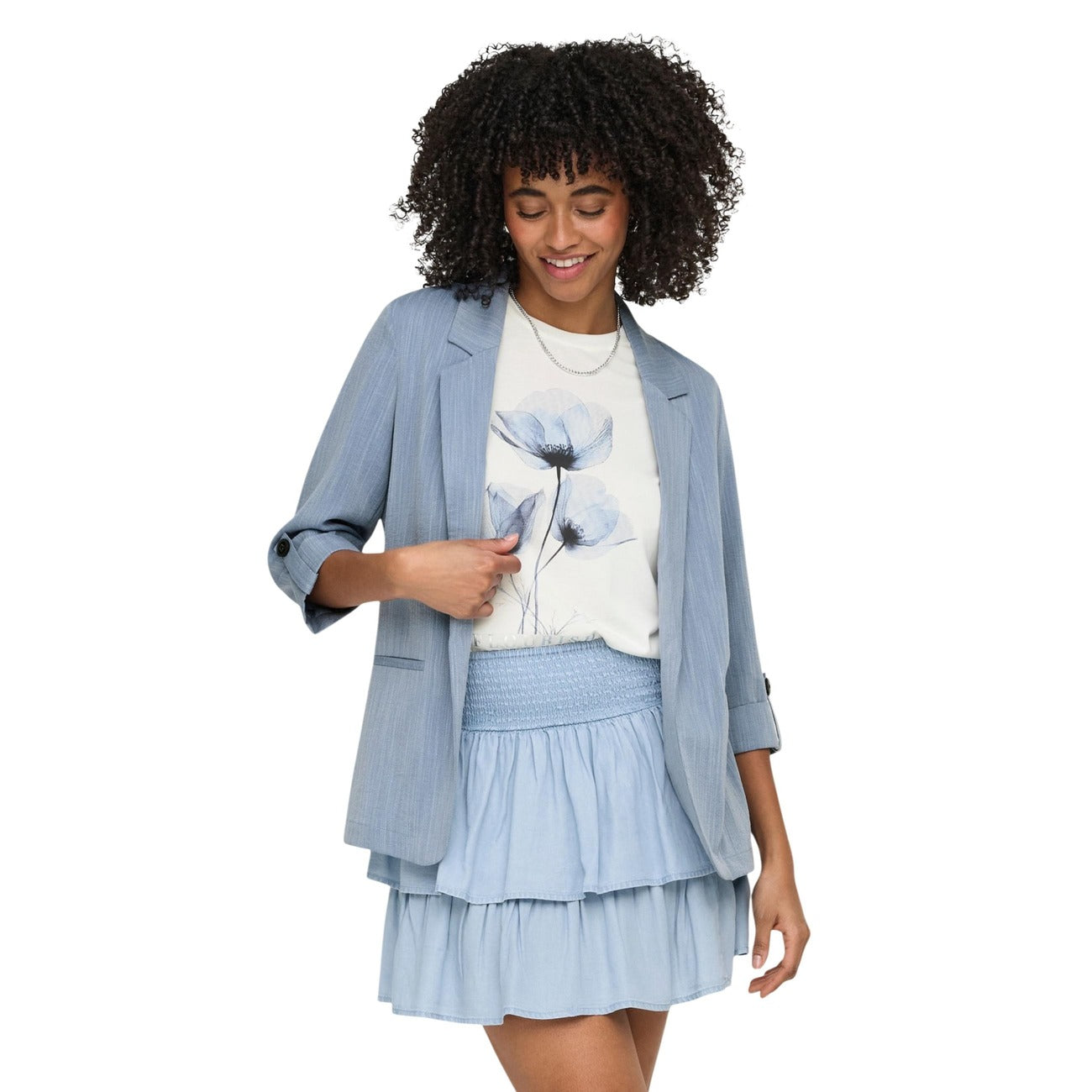 Blazer Only Onlmarsa; 53% Viscosa. Maniche 3/4 con risvolto, tasche laterali, senza chiusura. Giacca donna leggera, traspirante e antipiega per la PE26. Colore azzurro vista frontale 