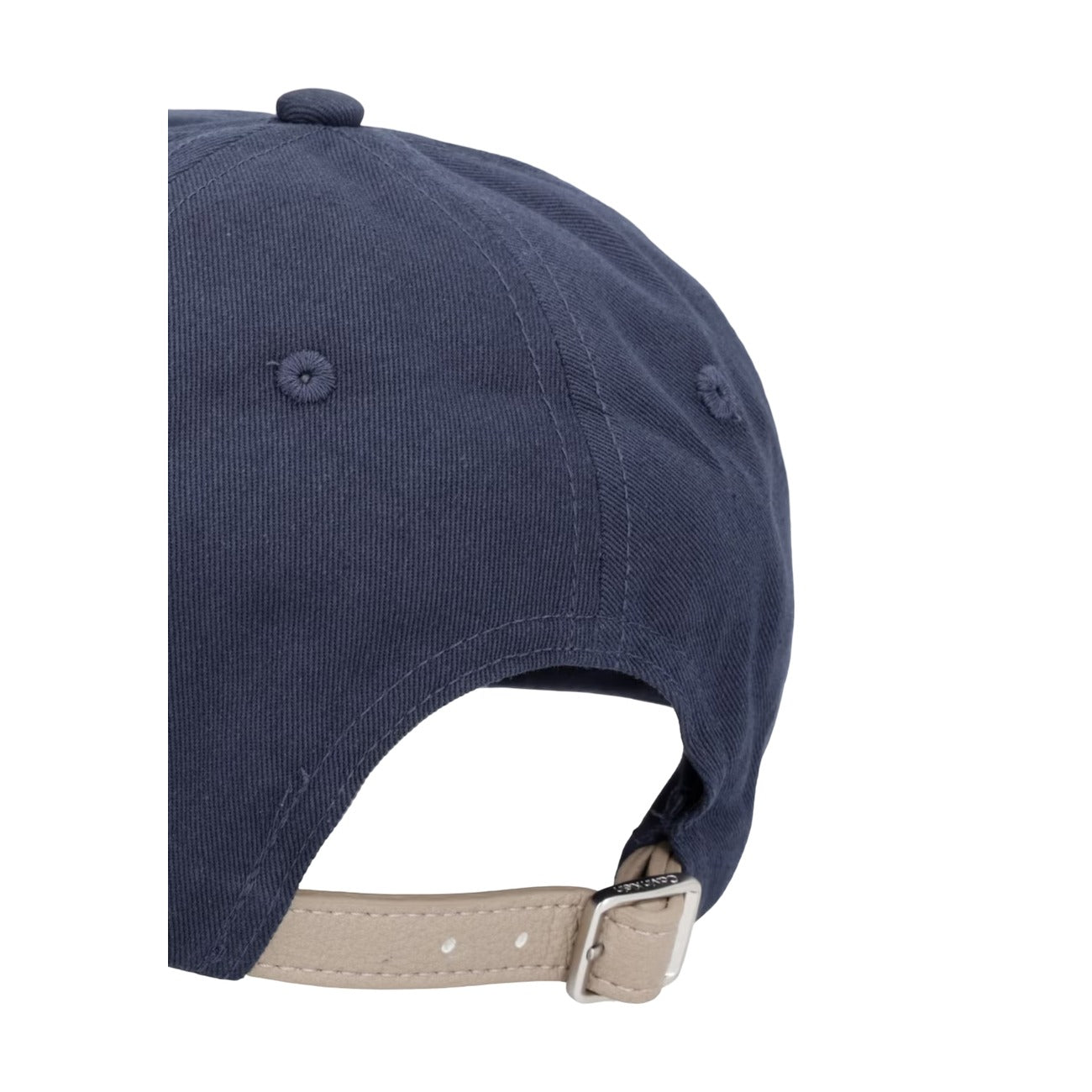 Cappello Visiera Uomo Calvin Klein Colorblock; Blu. 100% Cotone traspirante, patch logo frontale a rilievo, cinturino posteriore regolabile con fibbia in metallo. Stile casual e sportivo 4 stagioni. Vista posteriore 