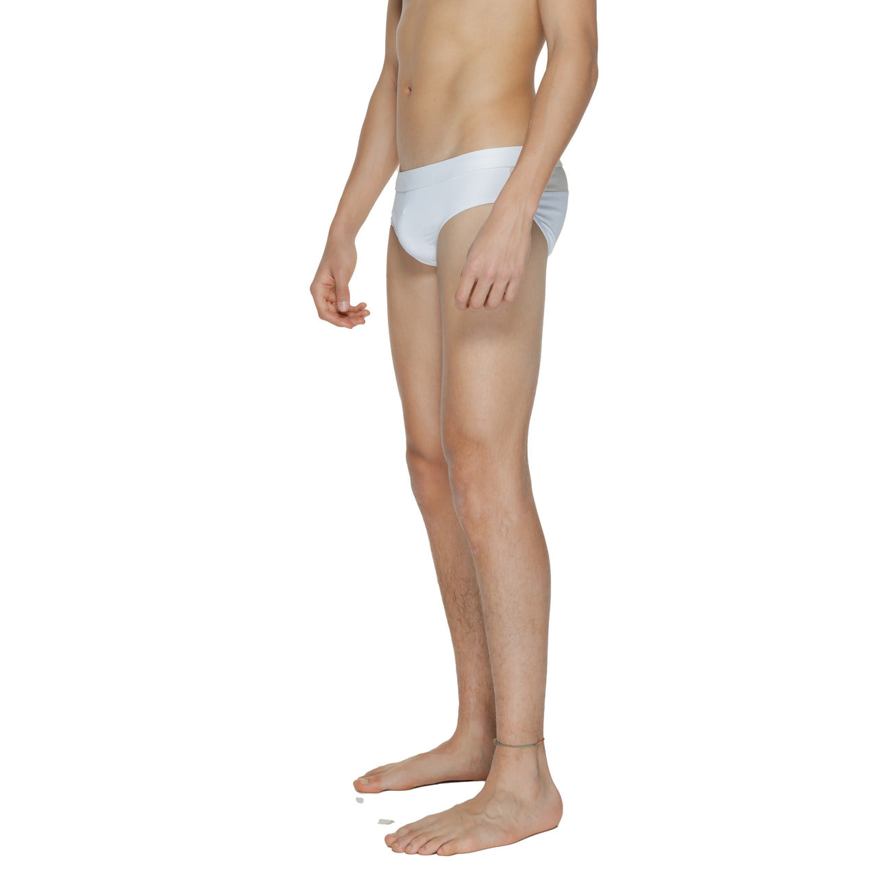 Slip mare Calvin Klein Bold; 83% Nylon Riciclato. Vita bassa, cordoncino interno, logo posteriore. Costume uomo foderato, elastico e resistente al cloro per la PE26.