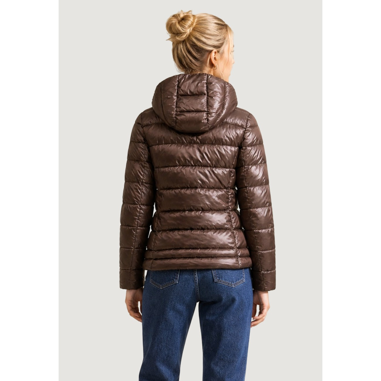 Piumino donna Blauer marrone Caroll 26WBLDC02070. Giubbotto corto da donna marrone trapuntato e sfiancato con cappuccio regolabile, zip a doppio cursore e logo Blauer sulla manica, giacca invernale calda e casual chic.