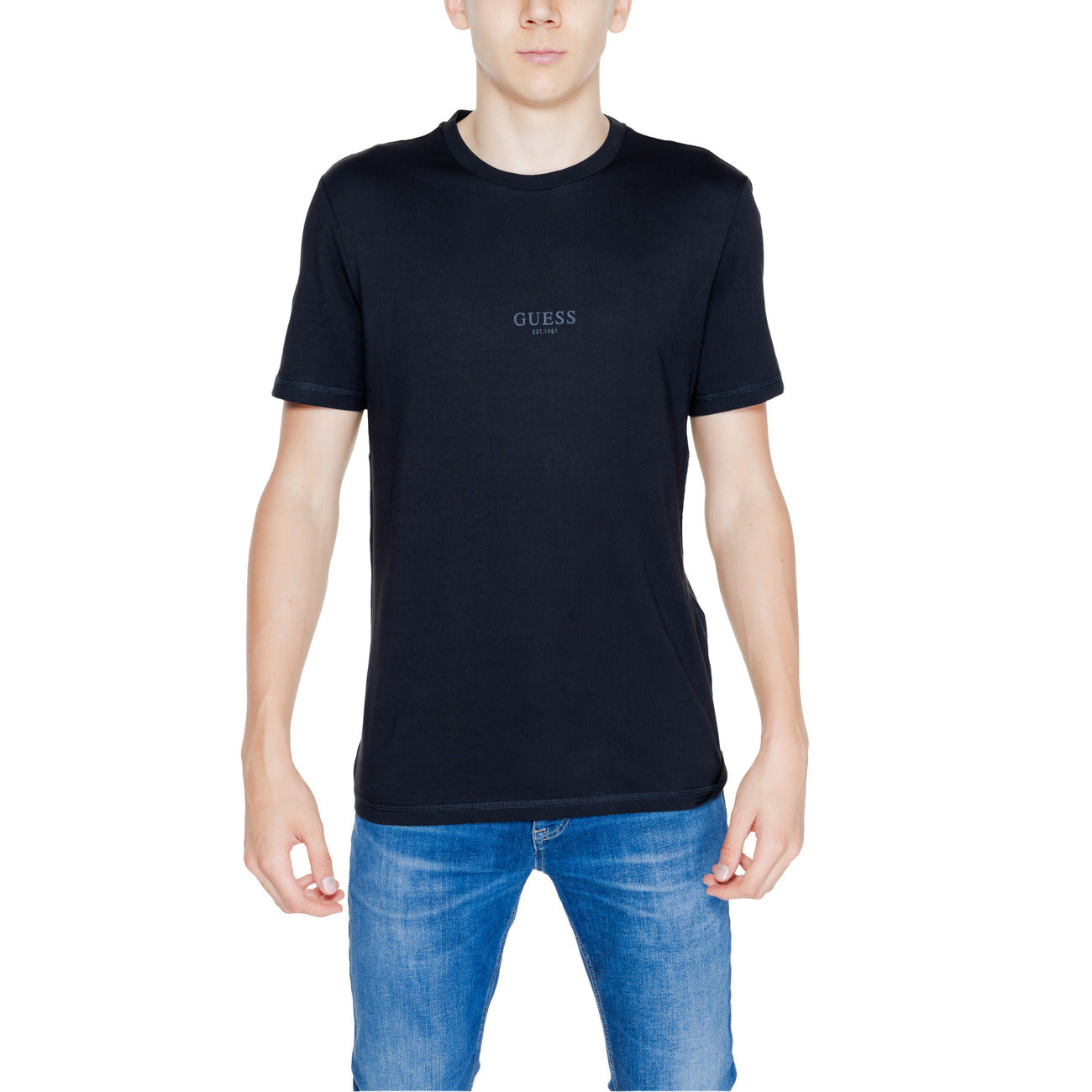 Scopri lo stile con la T-shirt nero in cotone. Un girocollo accentua la silhouette slim fit, mentre il tessuto in jersey assicura un comfort imbattibile. Un piccolo logo frontale dona un tocco di classe. Perfetta per un look casual nei weekend. Vista frontale 