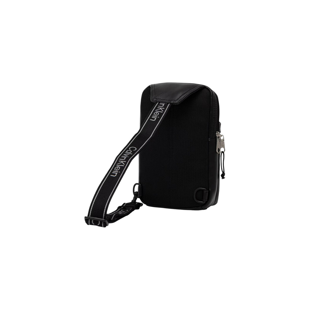 Borsa Monospalla Uomo Calvin Klein Sling; Nero. 100% Poliuretano, doppia tasca zippata, tracolla regolabile in nastro con lettering a contrasto. Dimensioni verticali (17x28 cm), stile casual-urban 4 stagioni. Vista posteriore 