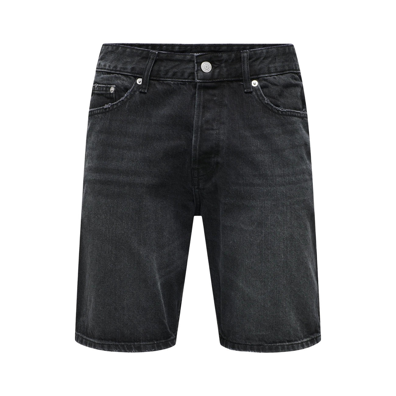 Bermuda Denim Nero Only & Sons; Cotone Biologico e Riciclato. Vestibilità regular, lunghezza sopra il ginocchio, stile 5 tasche. Leggeri, ecosostenibili e perfetti per un outfit urban estivo. Frontale stesa