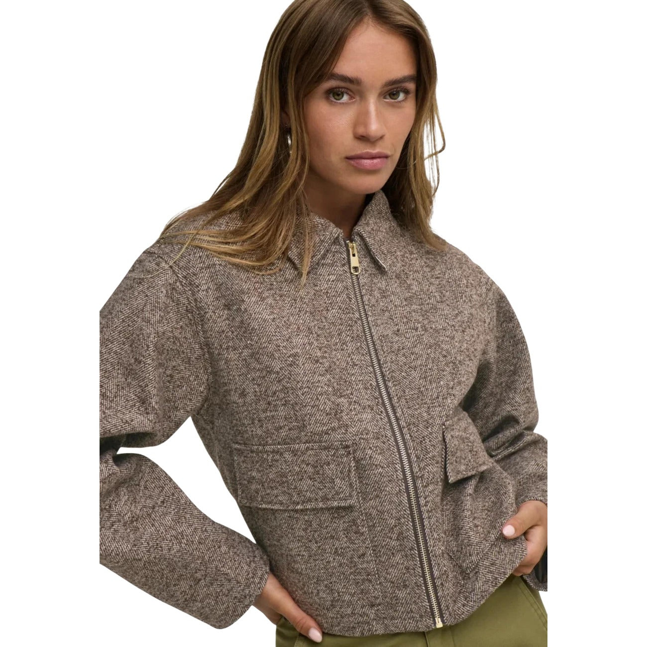 Giacca corta marrone donna Jacqueline De Yong 15376697. Giambetto autunnale marrone cioccolato in 100% poliestere con colletto classico, cerniera frontale e tasche sul davanti.