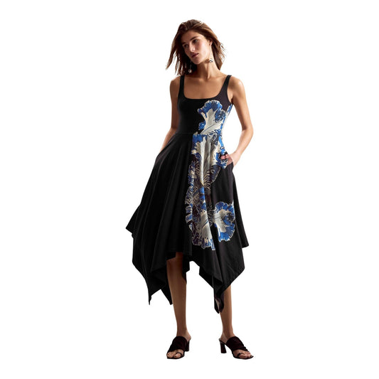 Abito Desigual x Lacroix; Nero/Fiori. 95% Cotone, 5% Lycra. Scollo quadrato, spalline, orlo asimmetrico. Maxi stampa floreale laterale, fit regular, collezione Primavera/Estate 2026. Frontale 