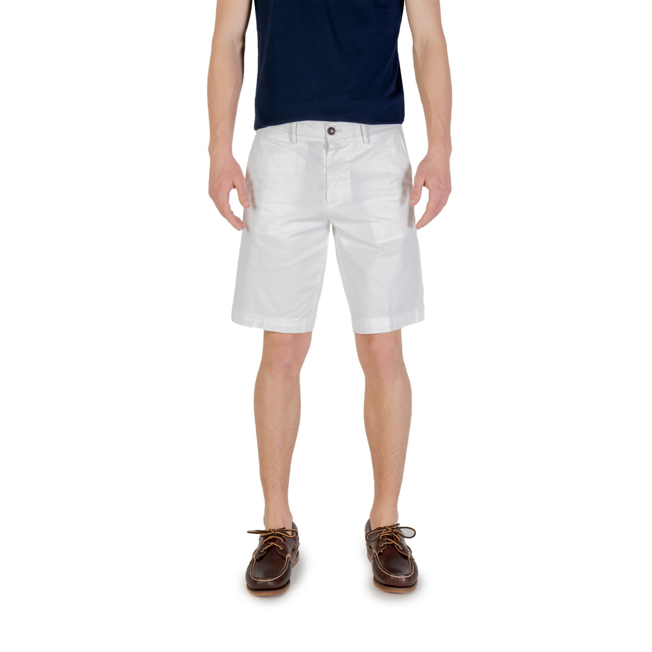 Manifattura Borghese Shorts bianchi eleganti; vestibilità regolare in cotone elasticizzato, silhouette minimalista con tasche a filo e stile sartoriale Made in Italy. Vista frontale 