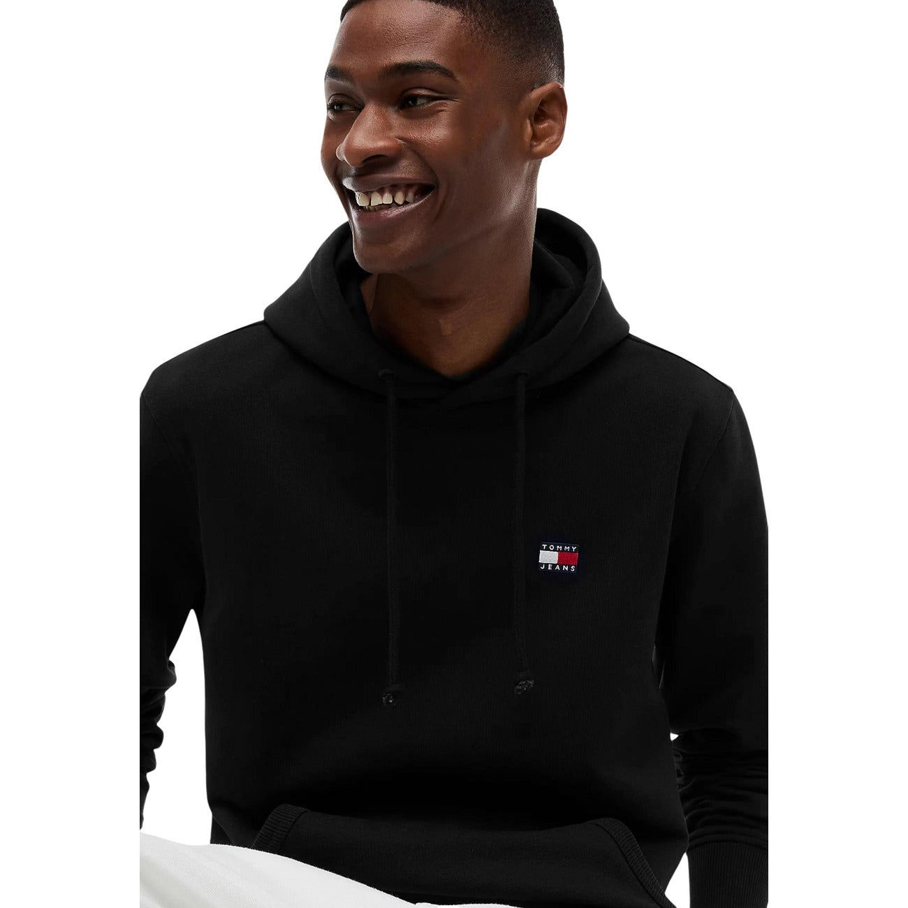 Felpa nero Tommy Jeans con Cappuccio; 100% Cotone Rigenerato. Tessuto pesante felpato, logo ricamato, vestibilità regular. Calda, sostenibile e ideale per il tempo libero. Frontale 
