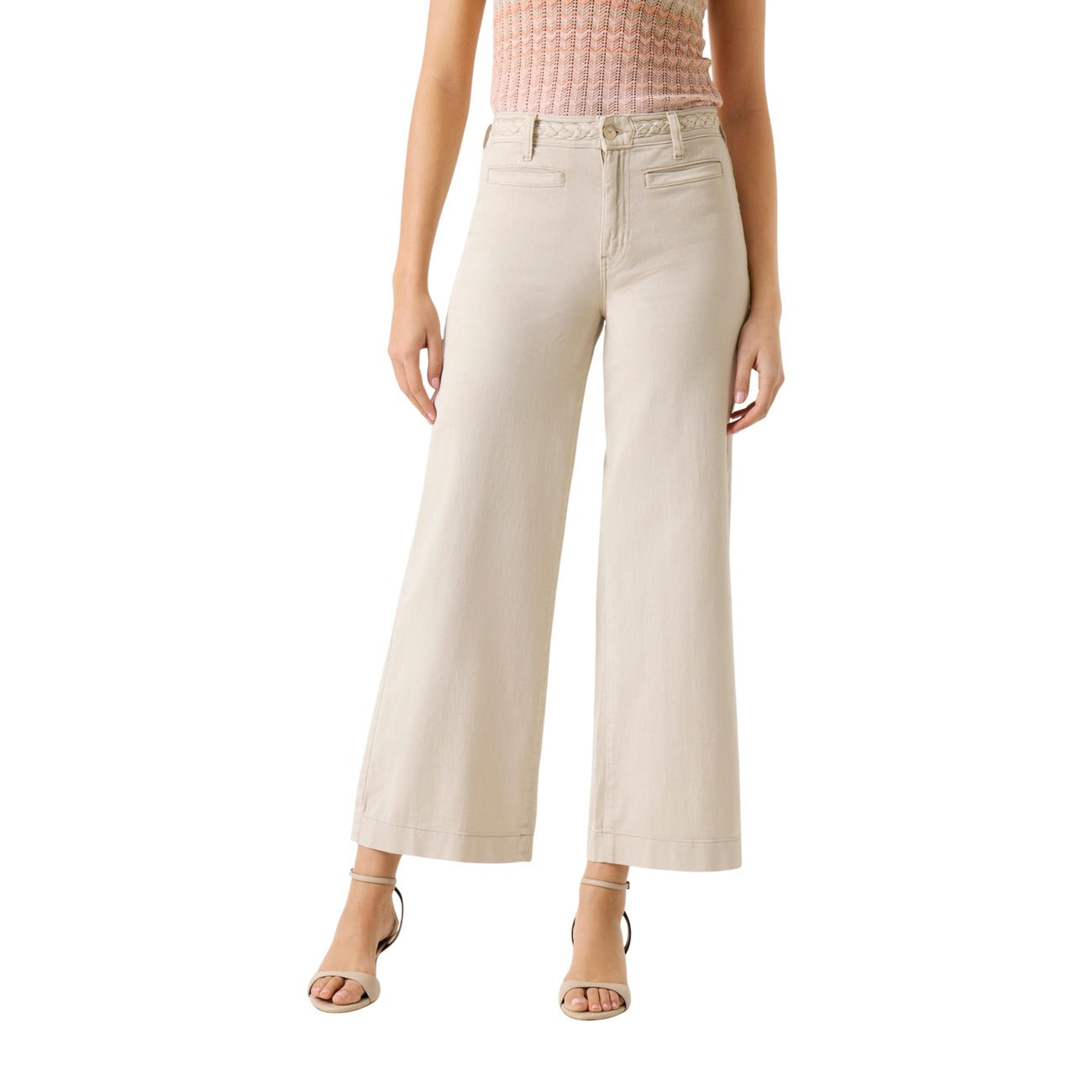 Jeans Crop Bootcut Guess Zoya; Beige. 97% Cotone, 3% Elastam. Dettaglio cintura intrecciata, vita media, gamba a zampa corta. Stile raffinato e di tendenza per tutte le stagioni. Frontale 
