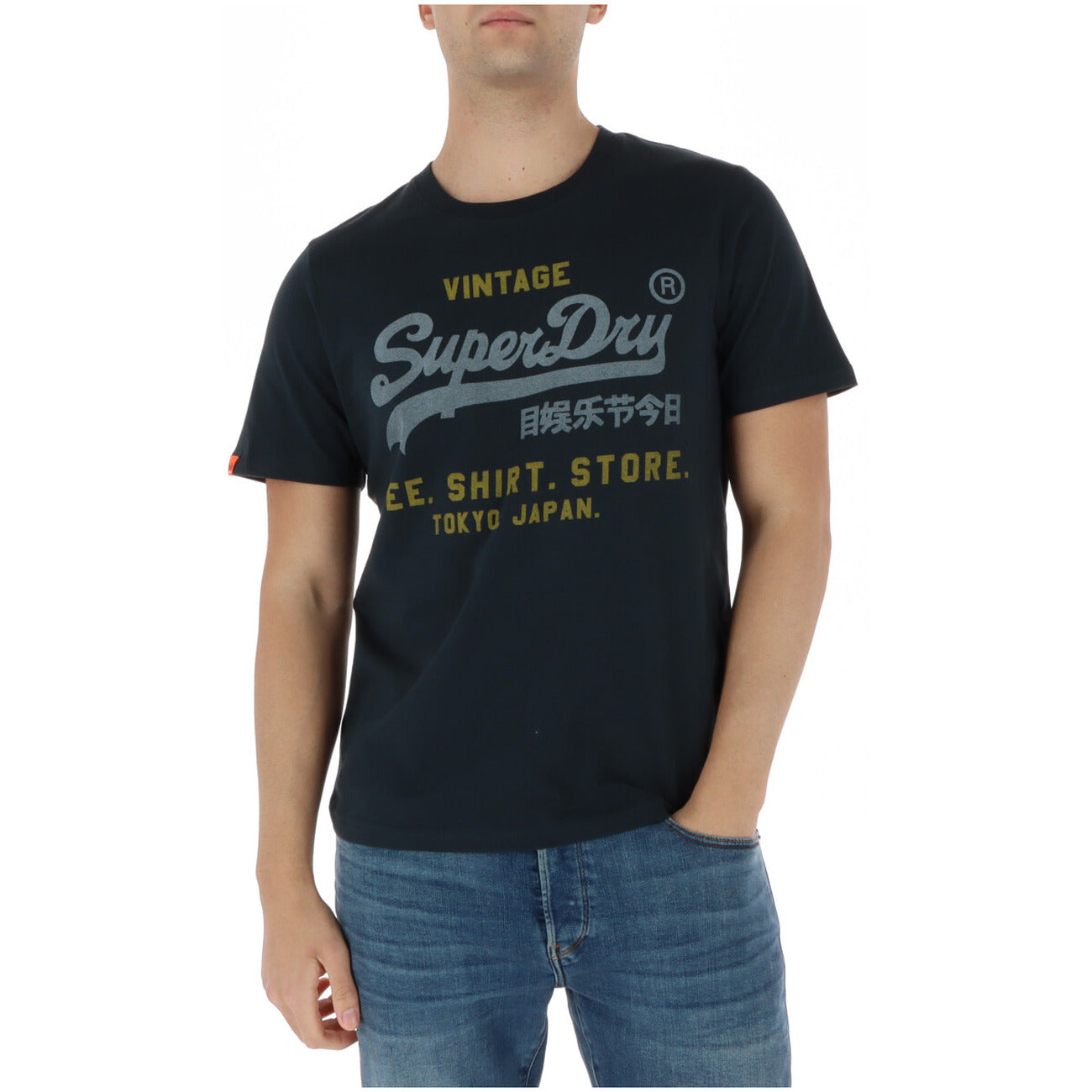 Superdry T-shirt Stampata M1012212A; 100% cotone, colore blu scuro, scollo tondo. T-shirt robusta e di alta qualità dal look iconico. Vista frontale 