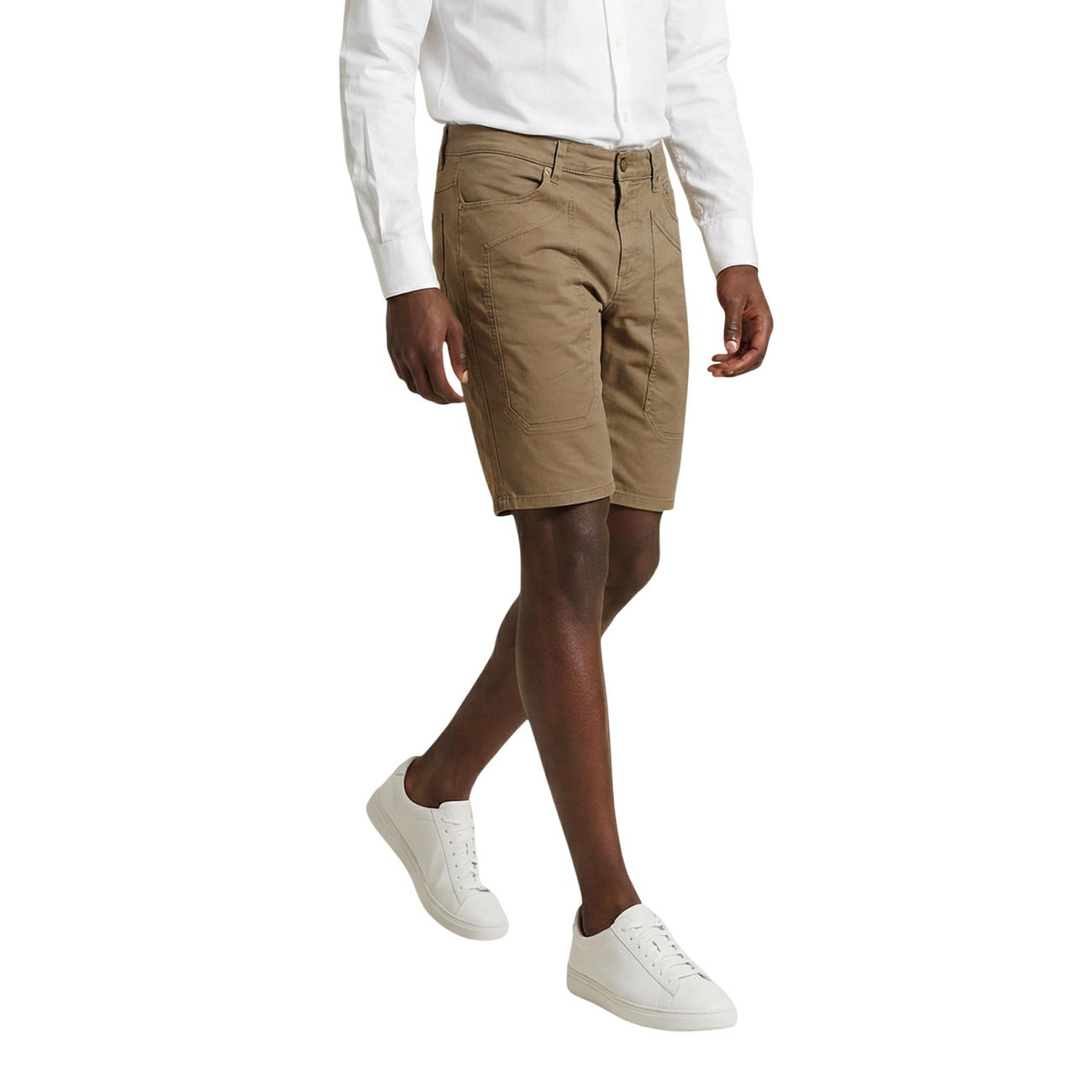 Bermuda Jeckerson Jayden Slim; 98% Cotone, 2% Elastam. Modello 5 tasche con toppe iconiche, tessuto stretch leggero. Short uomo raffinati e confortevoli, Made in Italy. Colore beige. Vista frontale 