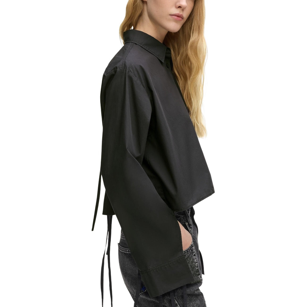 Camicia Karl Lagerfeld Jeans CON NODO DIETRO donna nera con bottoni maniche lunghe scollo tondo colletto classico 100% cotone organico - vista frontale laterale indossata da modello