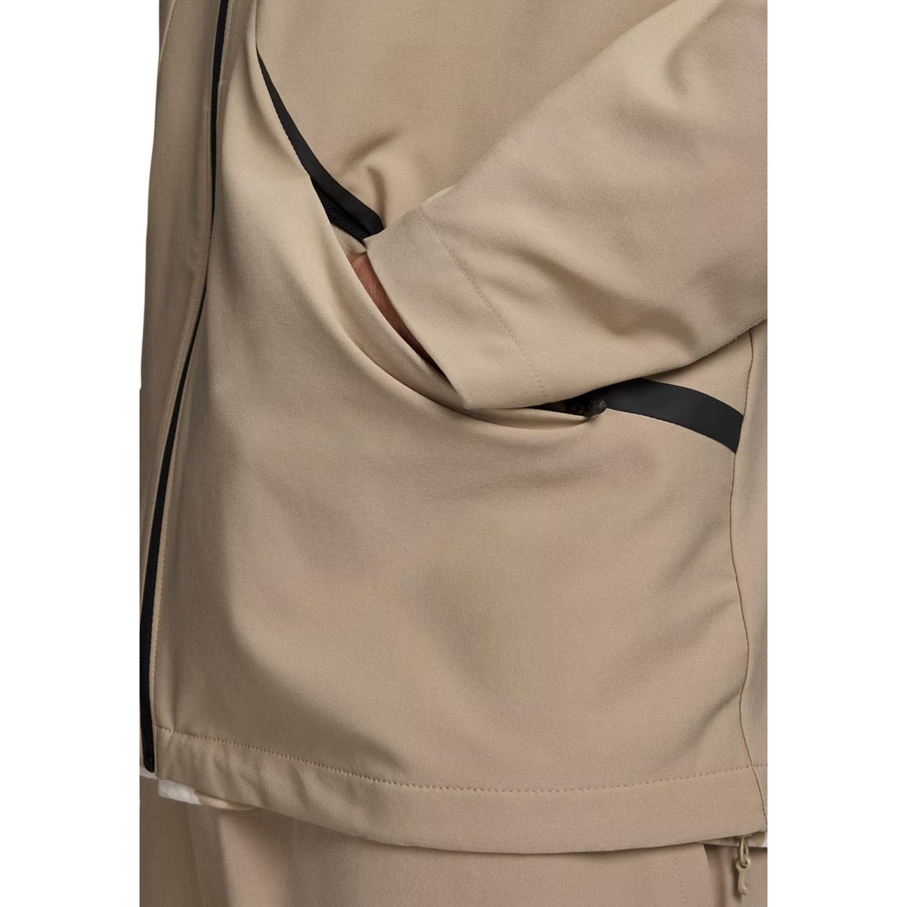 Giacca Uomo Beige Under Armour Unstoppable Woven; Capospalla leggero elasticizzato idrorepellente con cappuccio regolabile. Tasche con zip, chiusura centrale con cerniera, stile activewear e urban-streetwear.