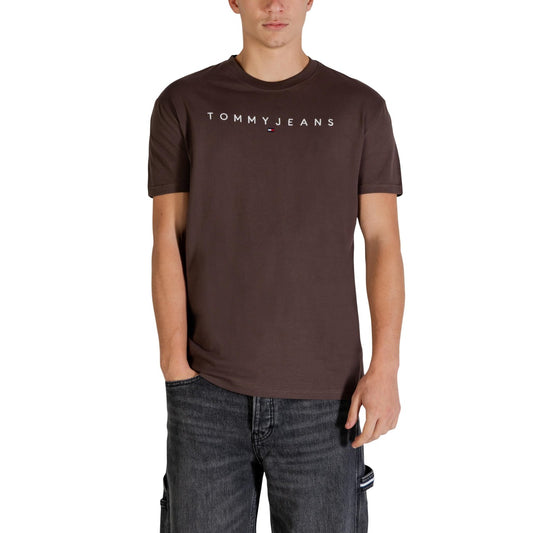 T-shirt Tommy Jeans Marrone; 100% Cotone Organico. Girocollo, maniche corte, colore Dark Brown. Maglia uomo sostenibile, traspirante e di alta qualità.