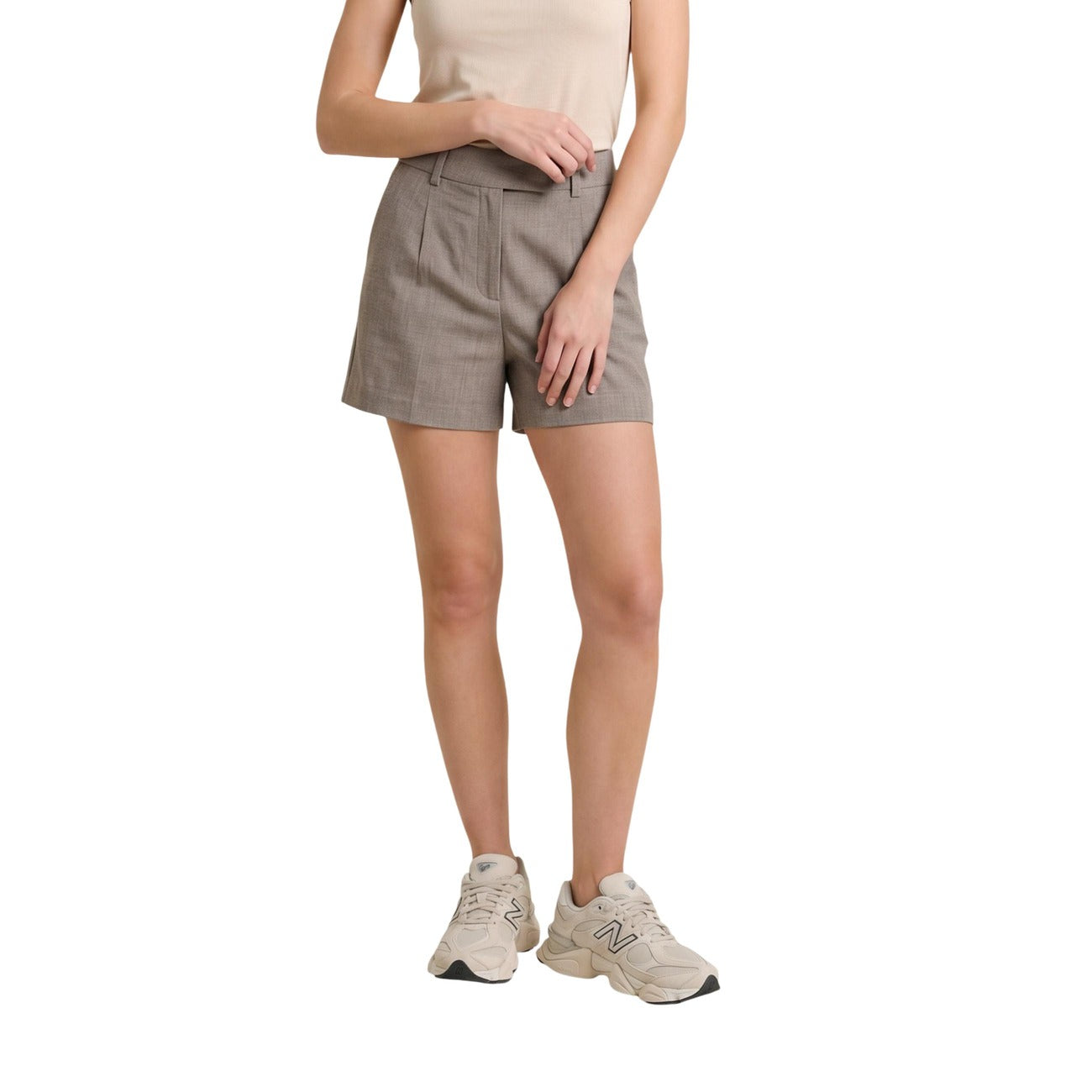 Only Onllinda Bermuda Sartoriali; Beige Melange. 50% Poliestere Riciclato, 3% Elastam. Vita alta, pieghe frontali, chiusura con gancio e zip. Stile elegante e leggero per la stagione estiva. Vista frontale 