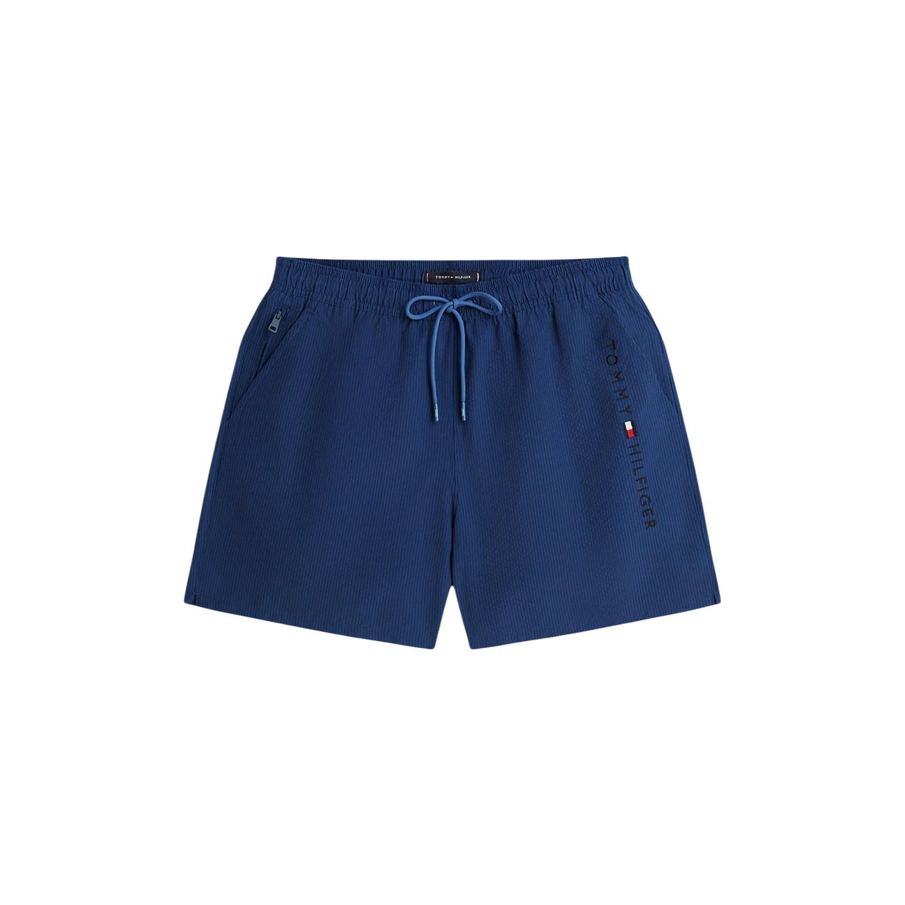 Costume Shorts Tommy Hilfiger; Righe Ithaca tono su tono. Tessuto tecnico, tasca con zip laterale, dettagli iconici sul retro. Lunghezza media, stile nautico elegante e funzionale. Vista stesa 