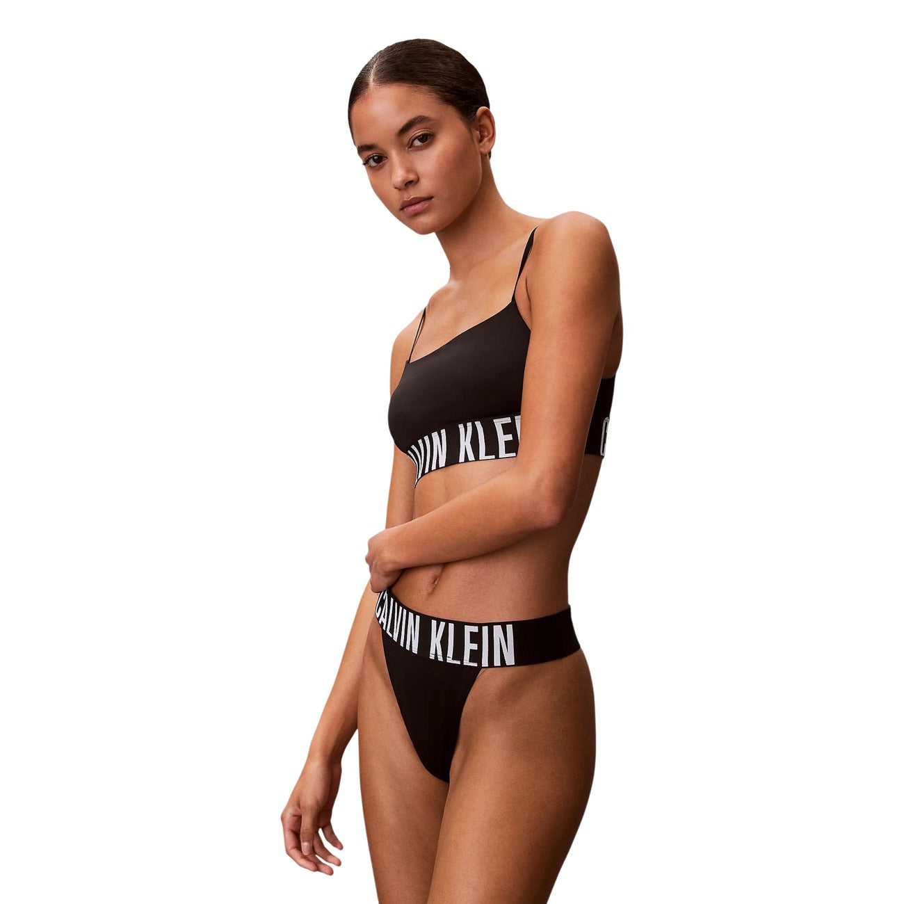 Perizoma Calvin Klein donna nero modello INTENSE POWER HIGH LEG THONG. Perizoma sgambato sportivo in microfibra nera ed elastan con fascia elastica logata in vita bianca e nera, slip intimo femminile traspirante e confortevole per l'uso quotidiano.