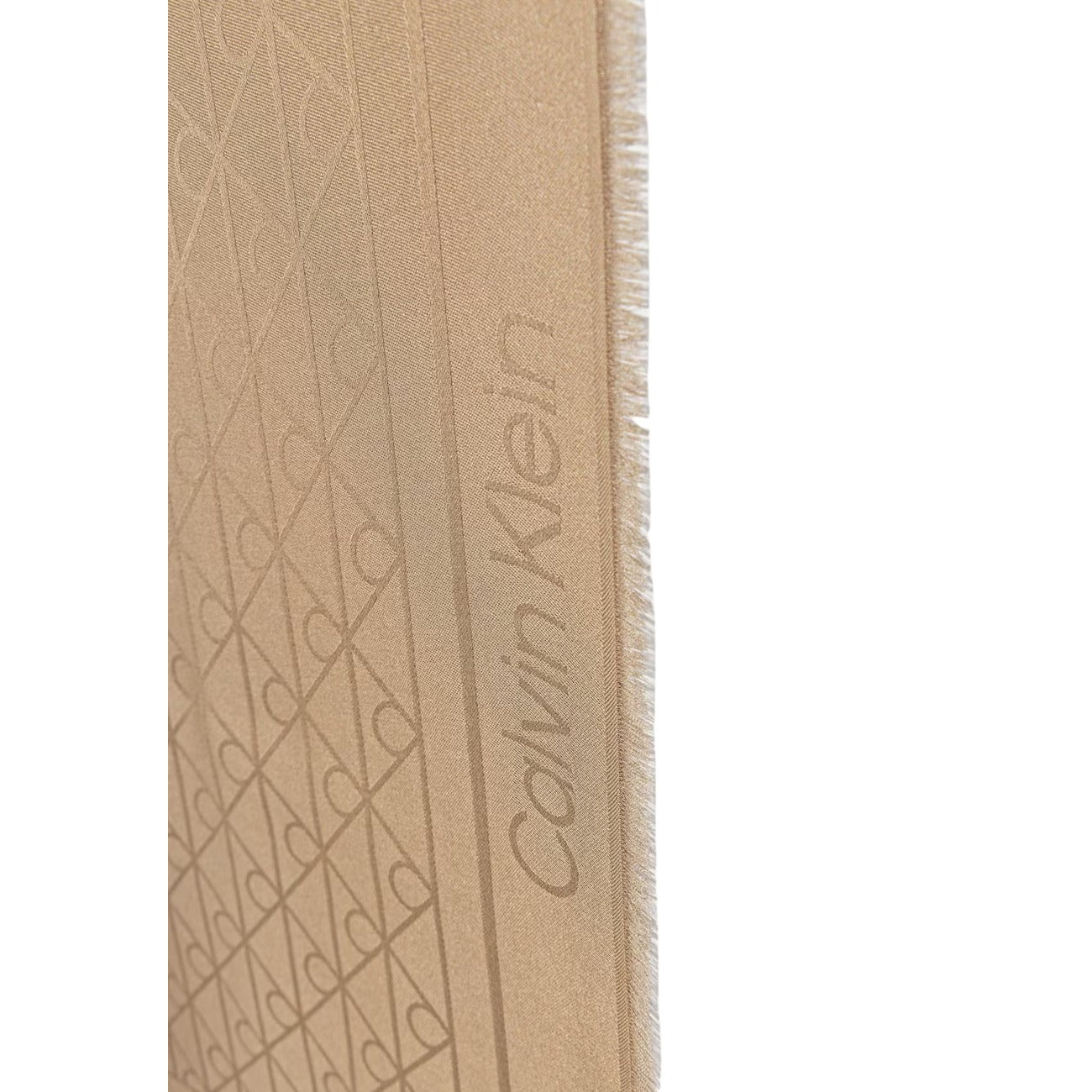 Foulard Quadrato Donna Calvin Klein; Beige. 100% Modal effetto seta, motivo jacquard geometrico con logo a rilievo e bordi sfrangiati. Misure generose (70x70 cm), stile minimal per mezza stagione. Dettaglio logo 
