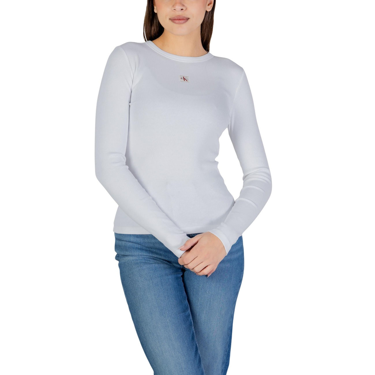 Maglia Manica Lunga CK Jeans; Bianco Ottico. 94% Cotone, 6% Elastam. Vestibilità slim-fit, logo ricamato, scollo tondo. Perfetta per il layering e la mezza stagione. Vista frontale 