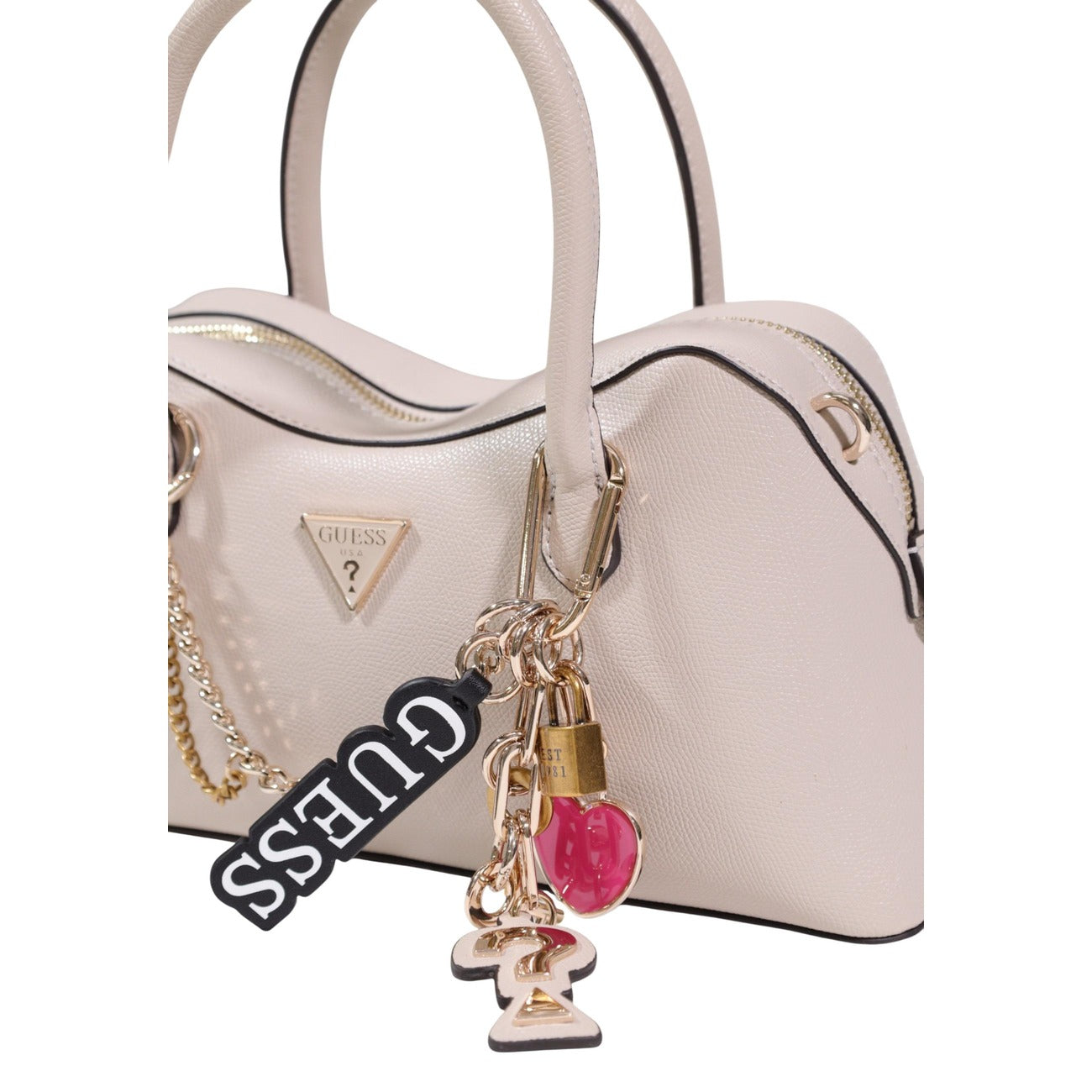 Borsa Guess Davina Satchel Beige; 100% Poliuretano. Dettagli dorati, charm logati, tracolla removibile. Borsa a mano donna elegante e strutturata. Vista frontale Dettaglio charms 