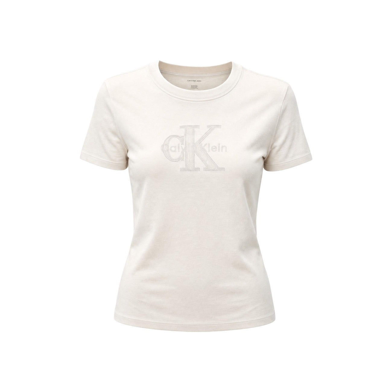 T-shirt Bianca Calvin Klein Jeans; 100% Cotone. Girocollo, maniche corte, logo ricamato. Vestibilità regular, fresca e leggera. L'essenziale iconico per il tuo outfit quotidiano. Frontale stesa 
