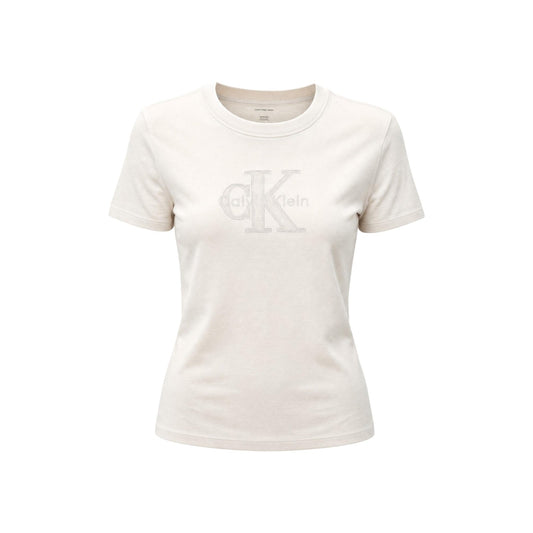 T-shirt Bianca Calvin Klein Jeans; 100% Cotone. Girocollo, maniche corte, logo ricamato. Vestibilità regular, fresca e leggera. L'essenziale iconico per il tuo outfit quotidiano. Frontale stesa 